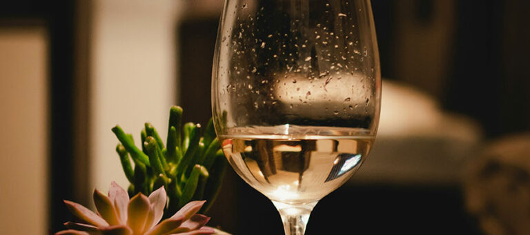 Calice di vino su una tavola in casa